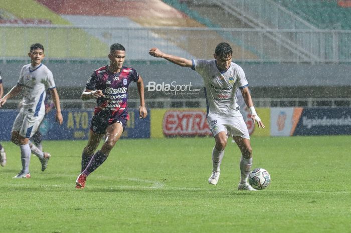 Suasana laga semifinal Liga 2 2021 antara RANS Cilegon FC versus PSIM Yogyakarta di Stadion Pakansari, Bogor, Jawa Barat, 27 Desember 2021.
