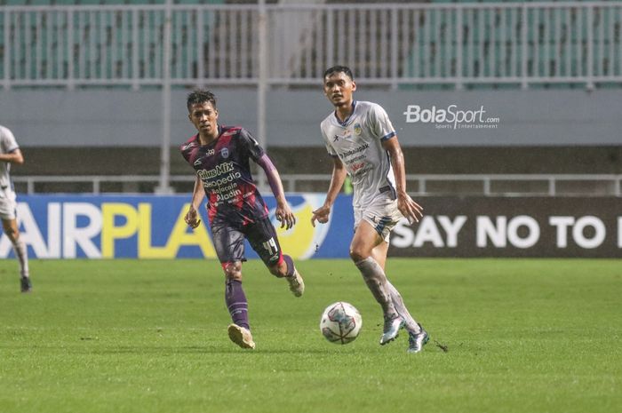 Suasana laga semifinal Liga 2 2021 antara RANS Cilegon FC versus PSIM Yogyakarta di Stadion Pakansari, Bogor, Jawa Barat, 27 Desember 2021.