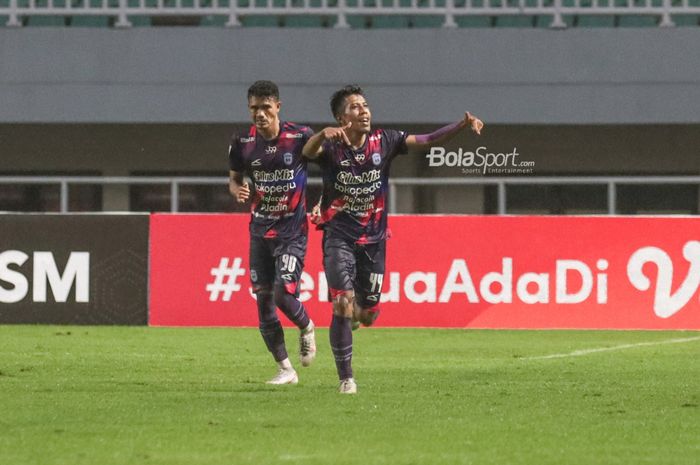 Pemain RANS Cilegon FC, Bima Ragil (kanan), nampak sedang melakukan selebrasi seusai mencetak gol dalam laga semifinal Liga 2 2021 di Stadion Pakansari, Bogor, Jawa Barat, 27 Desember 2021.