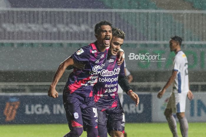 Alfin Tuasalamony (kiri) dan Cristian Gonzales (kanan) sedang merayakan gol RANS Cilegon FC dalam laga semifinal Liga 2 2021 di Stadion Pakansari, Bogor, Jawa Barat, 27 Desember 2021.