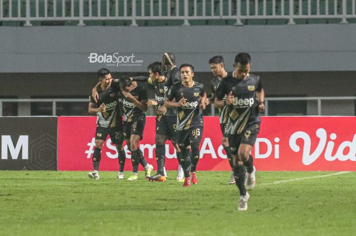 Selebrasi Dewa United seusai mencetak gol dalam laga semifinal Liga 2 2021 di Stadion Pakansari, Bogor, Jawa Barat, 27 Desember 2021.