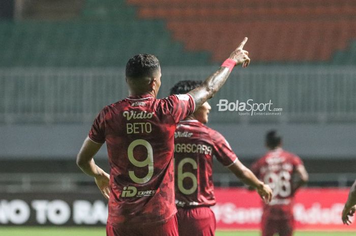 Selebrasi striker Persis Solo, Beto Goncalves, seusai mencetak gol dalam laga semifinal Liga 2 2021 di Stadion Pakansari, Bogor, Jawa Barat, 27 Desember 2021.