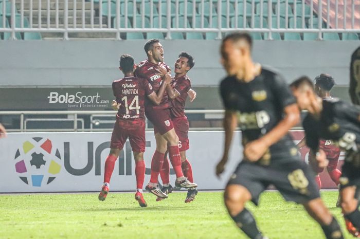 Bek Persis Solo, Fabiano Beltrame (tengah), melakukan selebrasi seusai mencetak gol dalam laga semifinal Liga 2 2021 di Stadion Pakansari, Bogor, Jawa Barat, 27 Desember 2021.