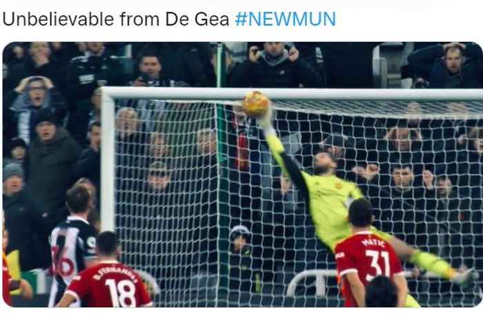 David de Gea menyelamatkan Manchester United dari kebobolan oleh Newcastle United di St James' Park, 27 Desember 2021.