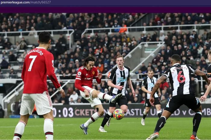 Stiker Manchester United, Edinson Cavani, mencetak gol ke gawang Newcastle United di St James' Park untuk melakoni laga pekan ke-19 Liga Inggris 2021-2022 pada Senin (27/12/2021) waktu setempat atau Selasa mulai pukul 03.00 WIB.