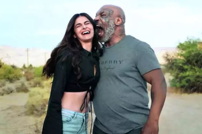Momen akrab Ananya Panday (kiri) dengan Mike Tyson (kanan). Keduanya bermain di dalam film Bollywood berjudul Liger (2022). 