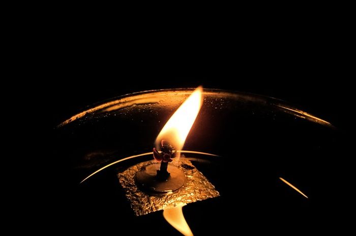 Eksperimen Sederhana Membuat Lilin dari Minyak Goreng dan