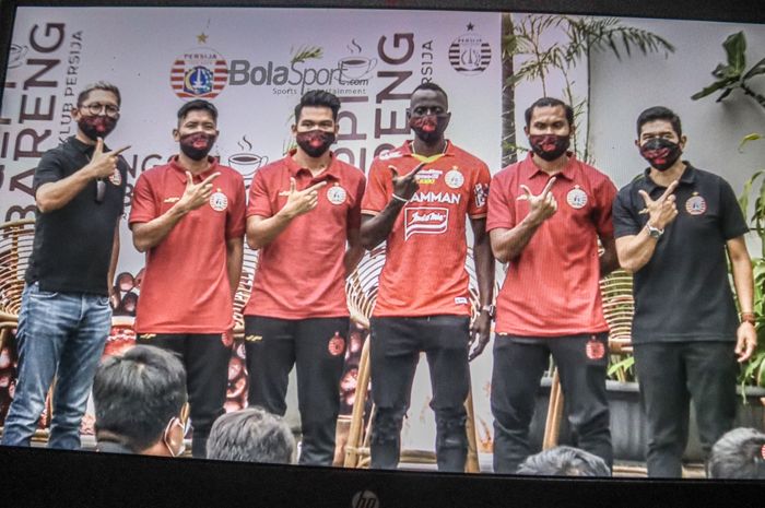 Persija resmi memperkenalkan empat pemain barunya yakni Ahmad Bustomi, Samuel Christianson Simanjuntak, Makan Konate, dan Ichsan Kurniawan pada 29 Desember 2021.