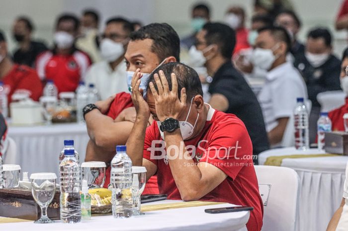 Menteri Pemuda dan Olahraga Republik Indonesia, Zainudin Amali (kiri), nampak meluapkan kekecewaannya saat nonton bareng leg pertama final Piala AFF 2020 di Kemenpora, Senayan, Jakarta, 29 Desember 2021.