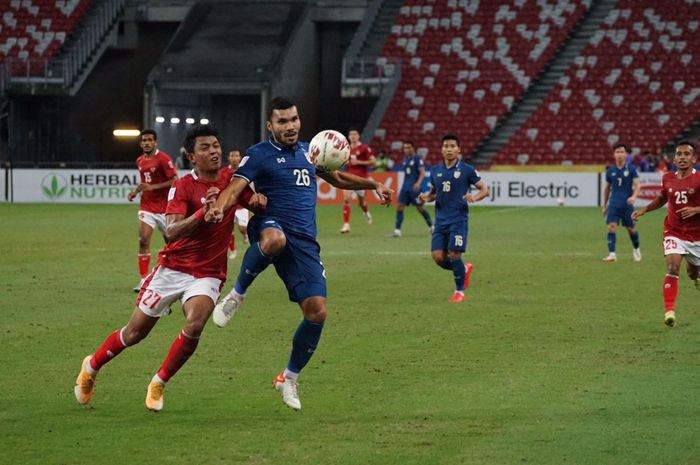 Pemain timnas Indonesia, Dedik Setiawan, berduel bersama bek Thailand