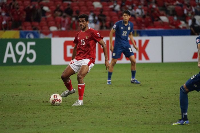 Pemain timnas Indonesia, Ricky Kambuaya saat laga melawan Thailand di final Piala AFF 2020.