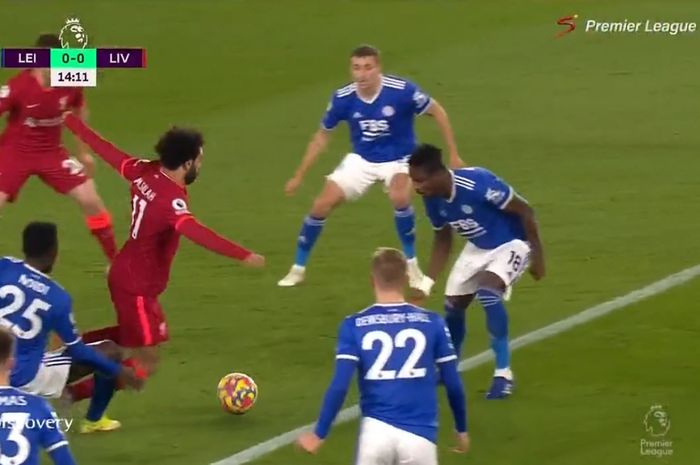 Momen Liverpool mendapatkan hadiah penalti dengan Mohamed Salah dijatuhkan oleh Wifried Ndidi.