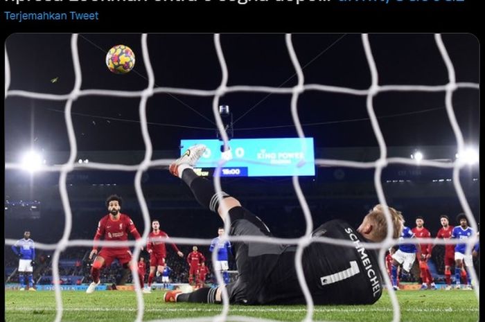 Momen kiper Leicester City, Kasper Schmeichel, menepis tendangan penalti striker Liverpool, Mohamed Salah