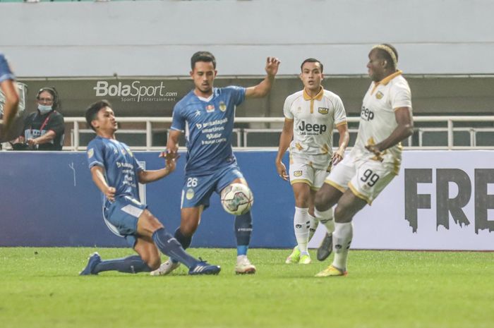 Suasana laga perebutan juara ketiga Liga 2 2021 antara PSIM Yogyakarta versus Dewa United di Stadion Pakansari, Bogor, Jawa Barat, 30 Desember 2021.