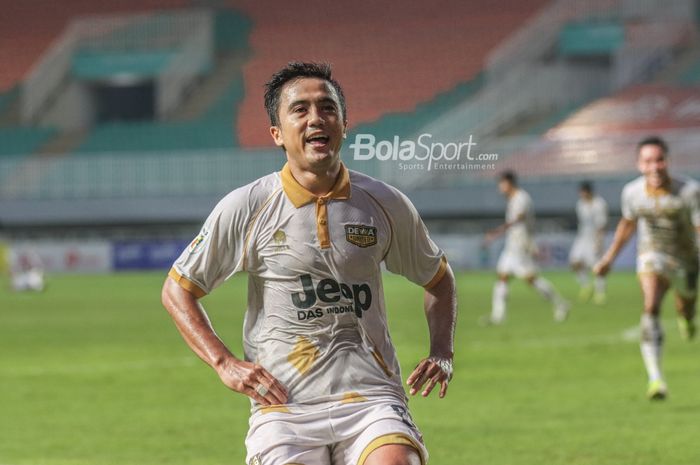 Pemain Dewa United, Gufroni Al Maruf, mampu mencetak satu gol dalam laga perebutan juara ketiga Liga 2 2021 di Stadion Pakansari, Bogor, Jawa Barat, 30 Desember 2021.
