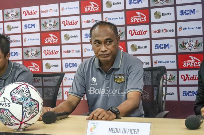 Pelatih Dewa United, Kas Hartadi, nampak menghadiri jumpa pers pasca laga perebutan juara ketiga Liga 2 2021 di Stadion Pakansari, Bogor, Jawa Barat, 30 Desember 2021.
