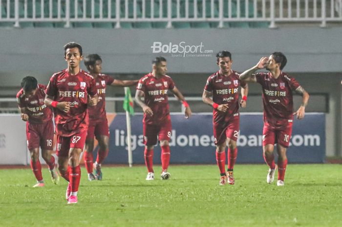 Sejumlah pemain Persis Solo nampak ikut selebrasi merayakan gol dari Irfan Bachdim (paling kanan) dalam laga final Liga 2 2021 di Stadion Pakansari, Bogor, Jawa Barat, 30 Desember 2021.