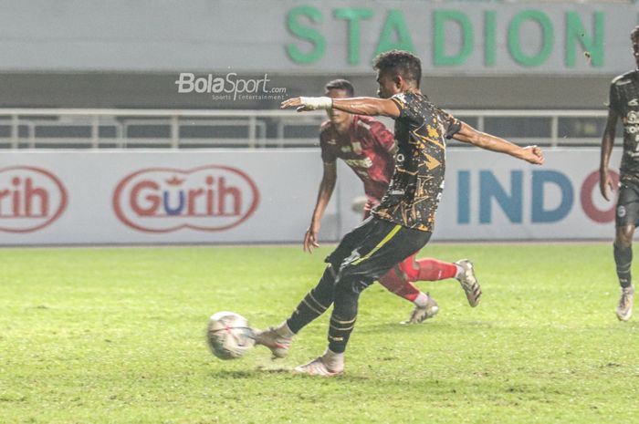 Momen saat pemain RANS Cilegon FC, Alfin Tuasalamony, menendang penalti dalam laga final Liga 2 2021 di Stadion Pakansari, Bogor, Jawa Barat, 30 Desember 2021.