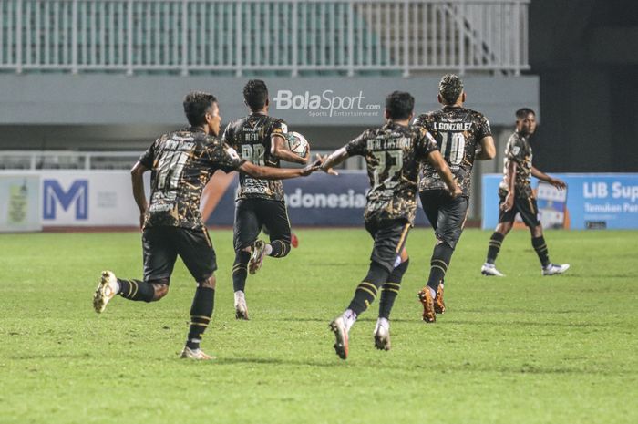 Sejumlah pemain RANS Cilegon FC nampak menghampiri Alfin Tuasalamony yang mencetak gol dalam laga final Liga 2 2021 di Stadion Pakansari, Bogor, Jawa Barat, 30 Desember 2021.