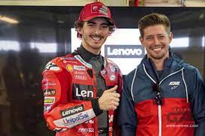 Pembalap Ducati Francesco Bagnaia (kiri) bersama legenda MotoGP Casey Stoner