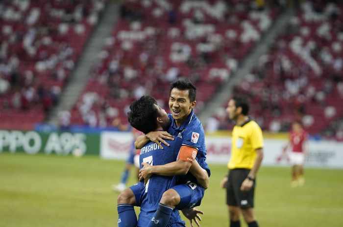 Kapten timnas Thailand, Chanatip Songkrasin (kanan) meyarakan gol ke gawang timnas indonesia. 