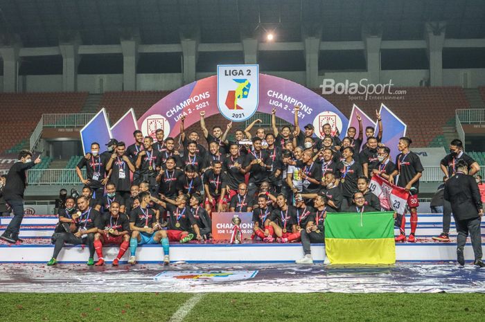 Skuat Persis Solo sedang berfoto ria di podium seusai menjadi juara Liga 2 2021 di Stadion Pakansari, Bogor, Jawa Barat, 30 Desember 2021.