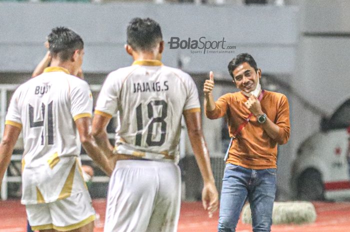 Pelatih PSIM Yogyakarta, Seto Nurdiyantoro (kanan), nampak sedang mengancungi jempol dalam laga perebutan juara ketiga Liga 2 2021 di Stadion Pakansari, Bogor, Jawa Barat, 30 Desember 2021.
