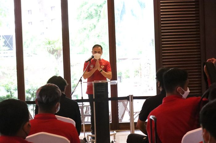 Ketua Umum PSSI, Mochamad Iriawan, menyambut timnas Indonesia yang kembali ke Tanah Air setelah tampil di Piala AFF 2020, Minggu (2/1/2022).