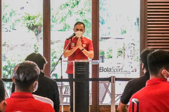Ketua Umum PSSI, Mochamad Iriawan, nampak sedang memberikan kata sambutan dalam acara penyambutan timnas Indonesia yang baru tiba di Tanah Air seusai bertarung di Piala AFF 2020, 2 Januari 2022.