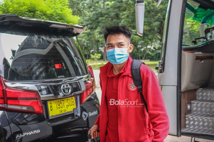 Pemain Timnas Indonesia, Witan Sulaeman, nampak baru turun dari bis setelah mendarat di Indonesia pada 2 Januari 2022.