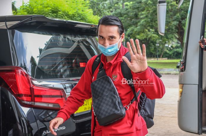 Pemain Timnas Indonesia, Ezra Walian, nampak menyapa setelah mendarat di Indonesia pada 2 Januari 2022.