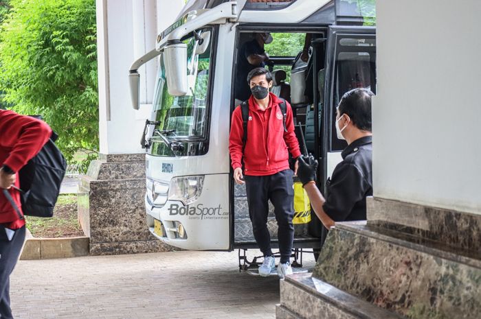 Bek timnas Indonesia, Alfeandra Dewangga, nampak baru turun dari bis setelah mendarat di Indonesia pada 2 Januari 2022.