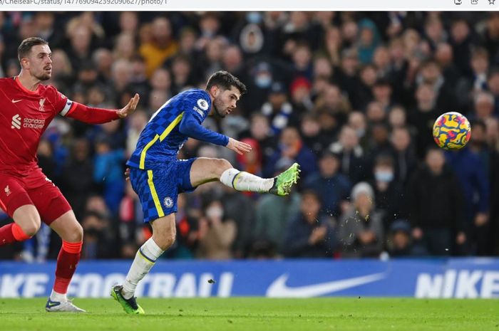 Penyerang Chelsea, Christian Pulisic, mencetak gol ke gawang Liverpool pada pekan ke-21 Liga Inggris 2021-2022 di Stadion Stamford Bridge, Minggu (2/1/2022).