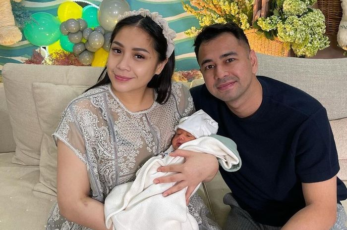 Nagita dan Raffi Ahmad yang menggendong anak kedua mereka