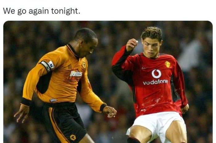 Cristiano Ronaldo (kanan) dalam duel Manchester United vs Wolverhampton pada periode pertamanya membela Setan Merah.