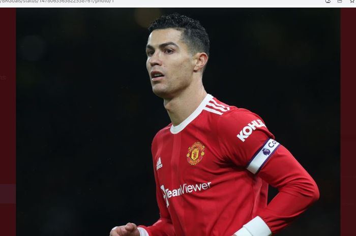 Momen Cristiano Ronaldo menjadi kapten Manchester United saat melawan Wolverhampton Wanderers dalam laga Liga Inggris di Stadion Old Trafford, Senin (3/1/2022).