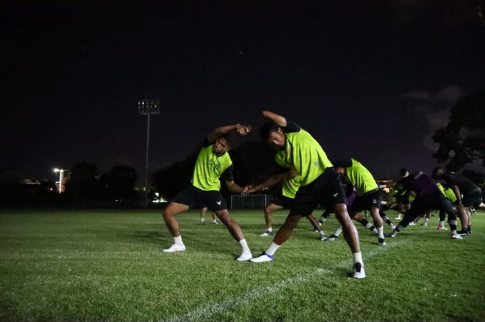 Stadion Samudra, Bali, yang sedang dalam kondisi lampu mati tepat saat Tira Persikabo menjalani official training, Selasa (4/1/2022). 