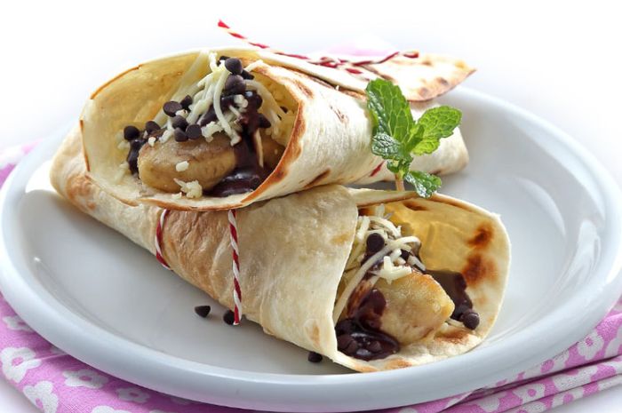 Hidangan kebab pisang cokelat keju.
