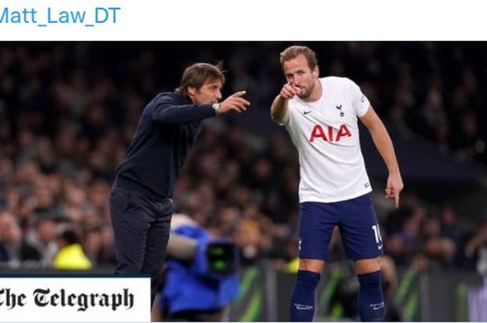 Pelatih Tottenham Hotspur, Antonio Conte, berbicara dengan Harry Kane.