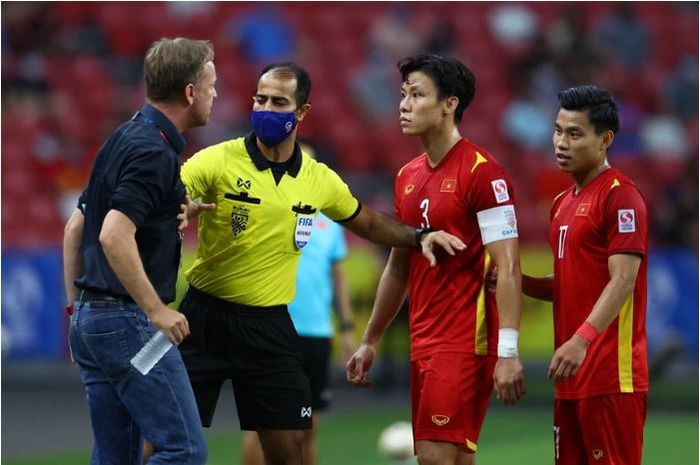 Pelatih Timnas Thailand, Alexandre Polking, marah kepada Ngoc Hai usai menendang bola ke arah wajah Supachok Sarachat yang tergeletak di lapangan.