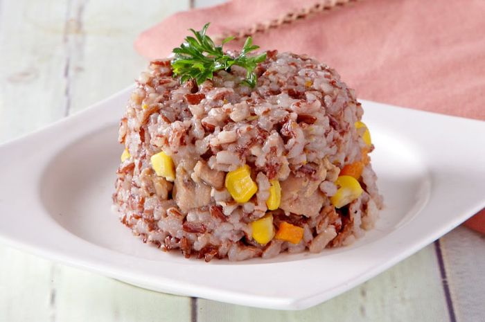 Nasi merah tim ayam dan sayur cocok untuk santap sahur Ramadhan