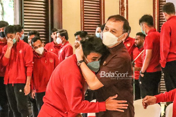Ketua Umum PSSI, Mochamad Iriawan (kanan), nampak sedang memeluk Asnawi Mangkualam (kiri), dalam acara pelepasan skuat Garuda di Hotel Sultan, Jakarta, 6 Januari 2022.