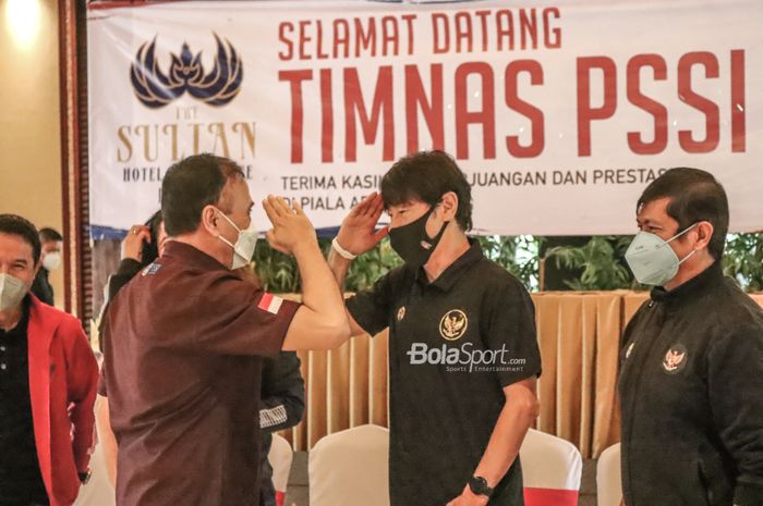 Ketua Umum PSSI, Mochamad Iriawan, (kiri), nampak sedang memberikan hormat kepada pelatih timnas Indonesia, Shin Tae-yong (tengah), dalam acara pelepasan skuat Garuda di Hotel Sultan, Jakarta, 6 Januari 2022.