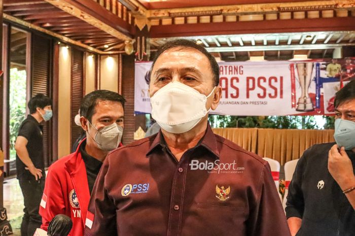 Ketua Umum PSSI, Mochamad Iriawan, sedang memberikan keterangan kepada awak media di Hotel Sultan, Jakarta, 6 Januari 2022.
