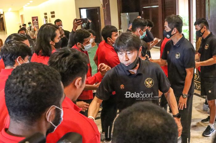 Pelatih timnas Indonesia, Shin Tae-yong (kanan), nampak sedang menyambangi para pemainnya dalam acara pelepasan skuat Garuda di Hotel Sultan, Jakarta, 6 Januari 2022.