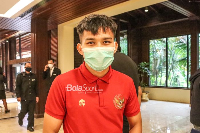 Pemain timnas Indonesia, Witan Sulaeman, saat ditemui seusai acara pelepasan skuat Garuda di Hotel Sultan, Senayan, Jakarta, 6 Januari 2022.