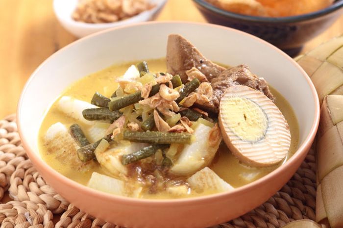 Hidangan ketupat sayur
