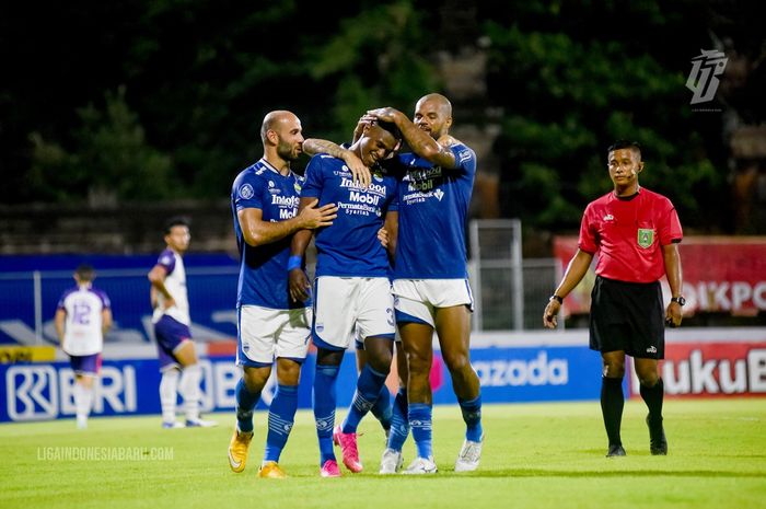 Pemain Persib Bandung Bruno Cantanhede saat melakukan selebrasi seusai mencetak gol ke gawang Persita Tangerang pada laga pekan ke-18 Liga 1 2021/2022, di Stadion Ngurah Rai, Bali, Jumat (7/1/2022).