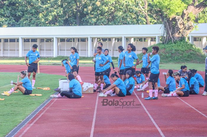 Skuat timnas wanita Indonesia sedang bersiap dalam latihannya di Stadion Madya, Senayan, Jakarta, 7 Januar 2022.