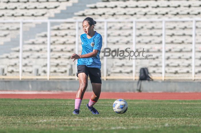 Pemain timnas wanita Indonesia, Sabrina Mutiara Firdaus Wibowo, sedang mengoper bola dalam latihannya di Stadion Madya, Senayan, Jakarta, 7 Januar 2022.